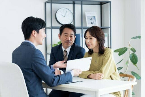 ３名で話している画像