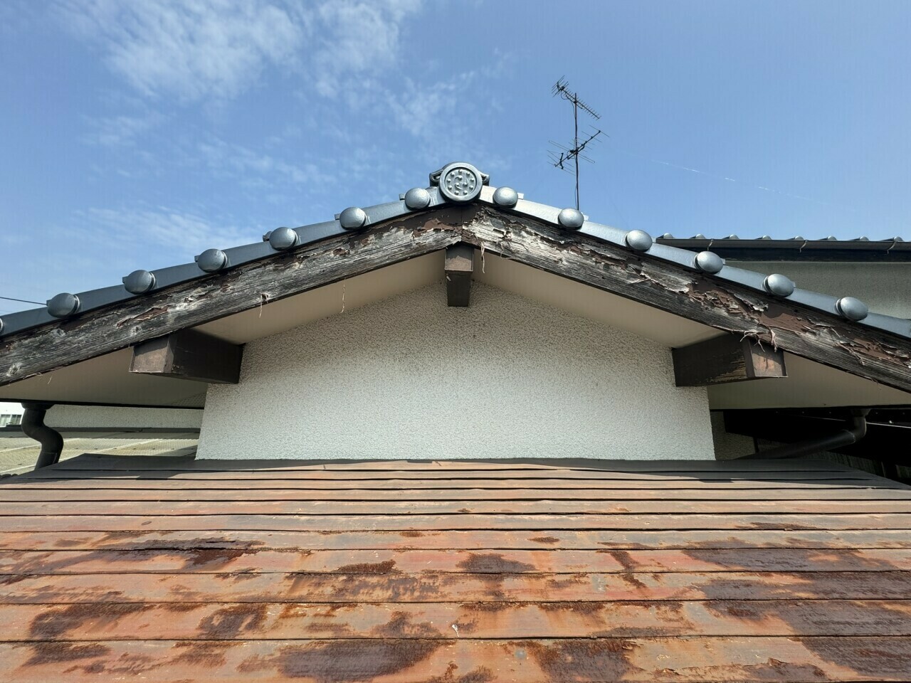 小城市H様邸の外壁塗装（玄関屋根交換）その１